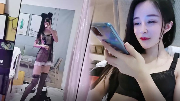 高中女孩秀美腿性感的姿势要让你来服务.