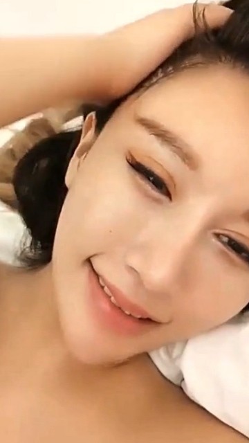 床上很淫荡的漂亮妹子