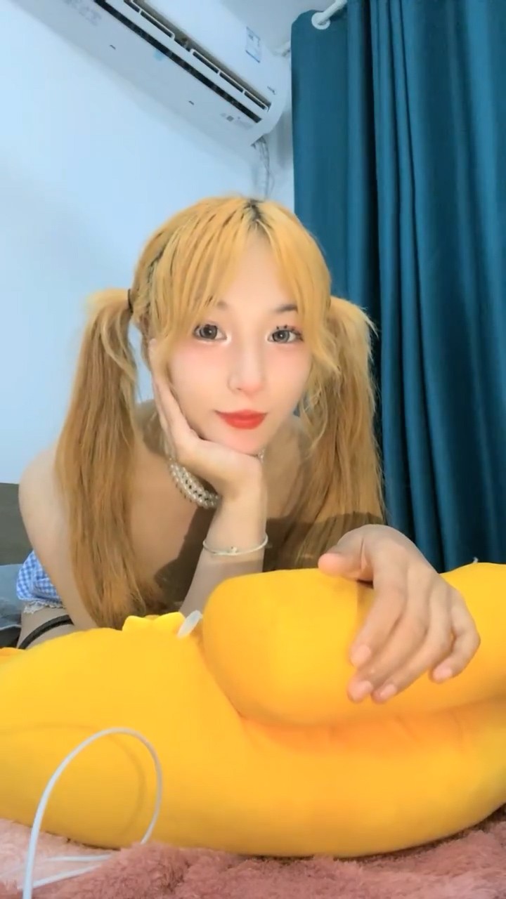 极品尤物金发美女！双马尾外表甜美！假屌吸在ipad上，美臀特写骑坐，上下套弄，极度诱惑