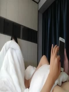 颜值不错的人妻少妇，给她穿上黑丝抠她骚b，享受少妇的口活好棒，主动上位玩她骚奶子干她两炮