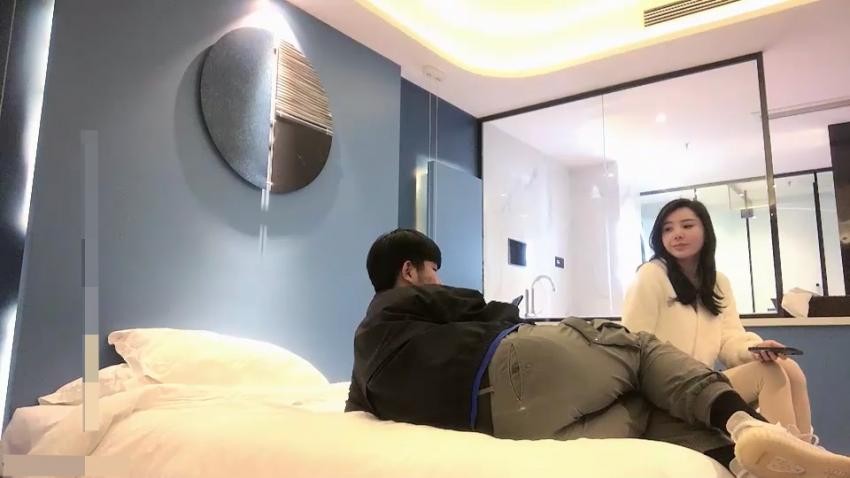 约了个高颜值白衣黑色短裙妹子，后入妹子发生争吵，影响心情