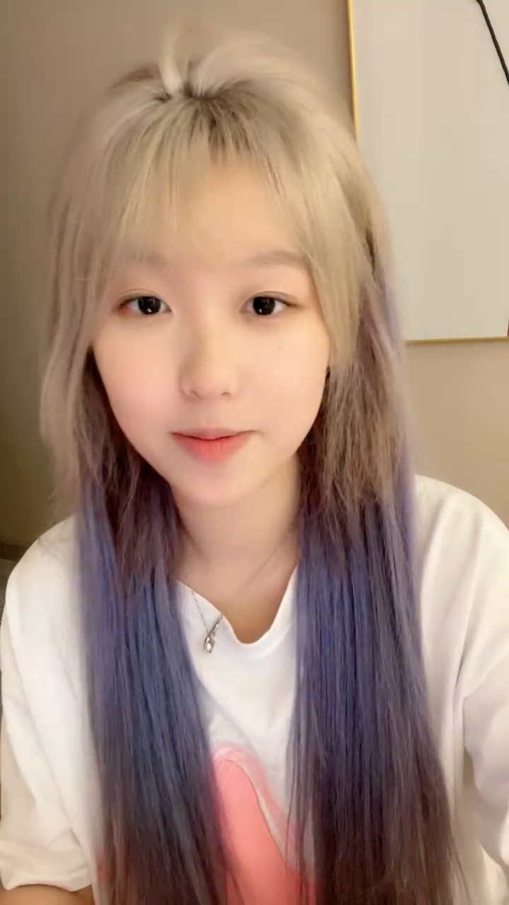 甜美乖巧美少女！强烈要求小秀一波！脱下内裤自摸骚穴，揉搓娇喘呻吟诱惑，多毛小穴超紧致