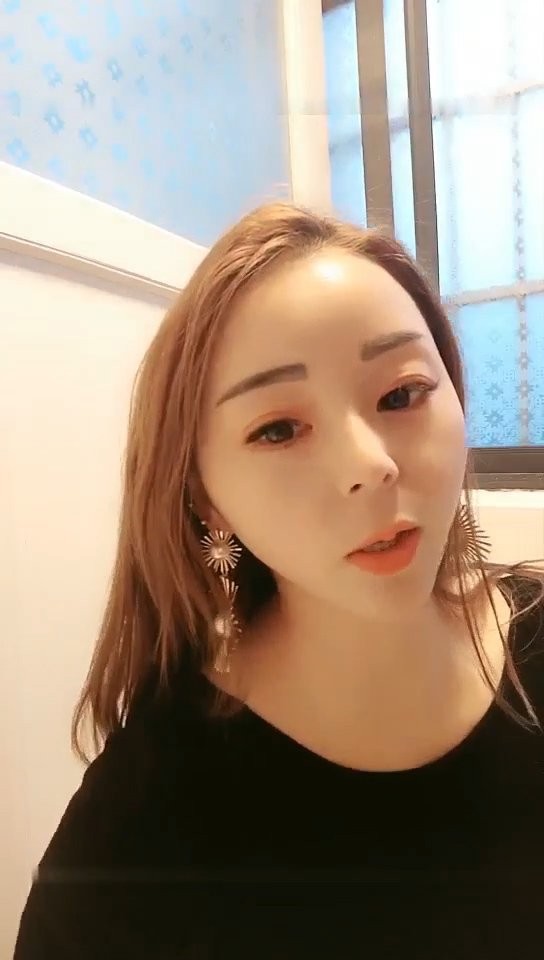 漂亮女直播偷吃路人鸡巴1