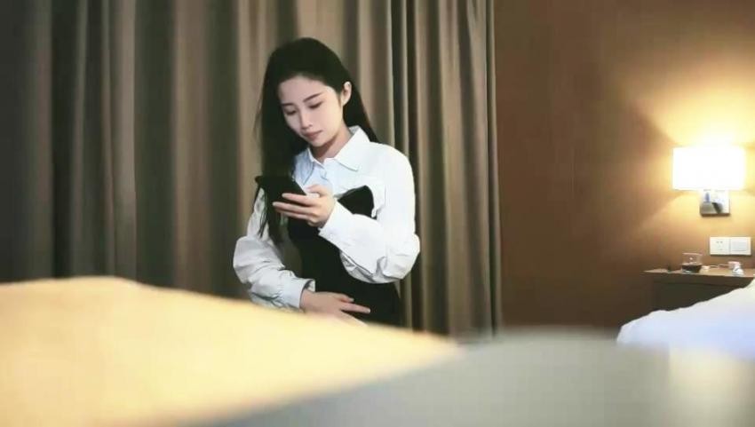 草莓修车—深夜场长相清纯极品黑色长裙妹子