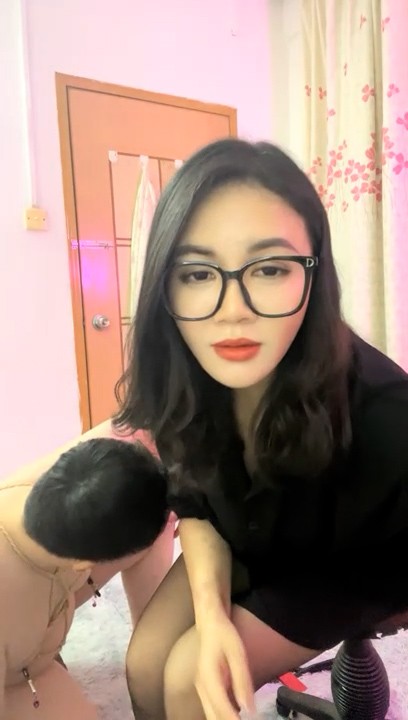 眼镜御姐女王调教！绳子捆绑地上爬行！小皮鞭抽打，骑脸舔逼滴蜡，道具插马眼，豹纹内裤骚逼