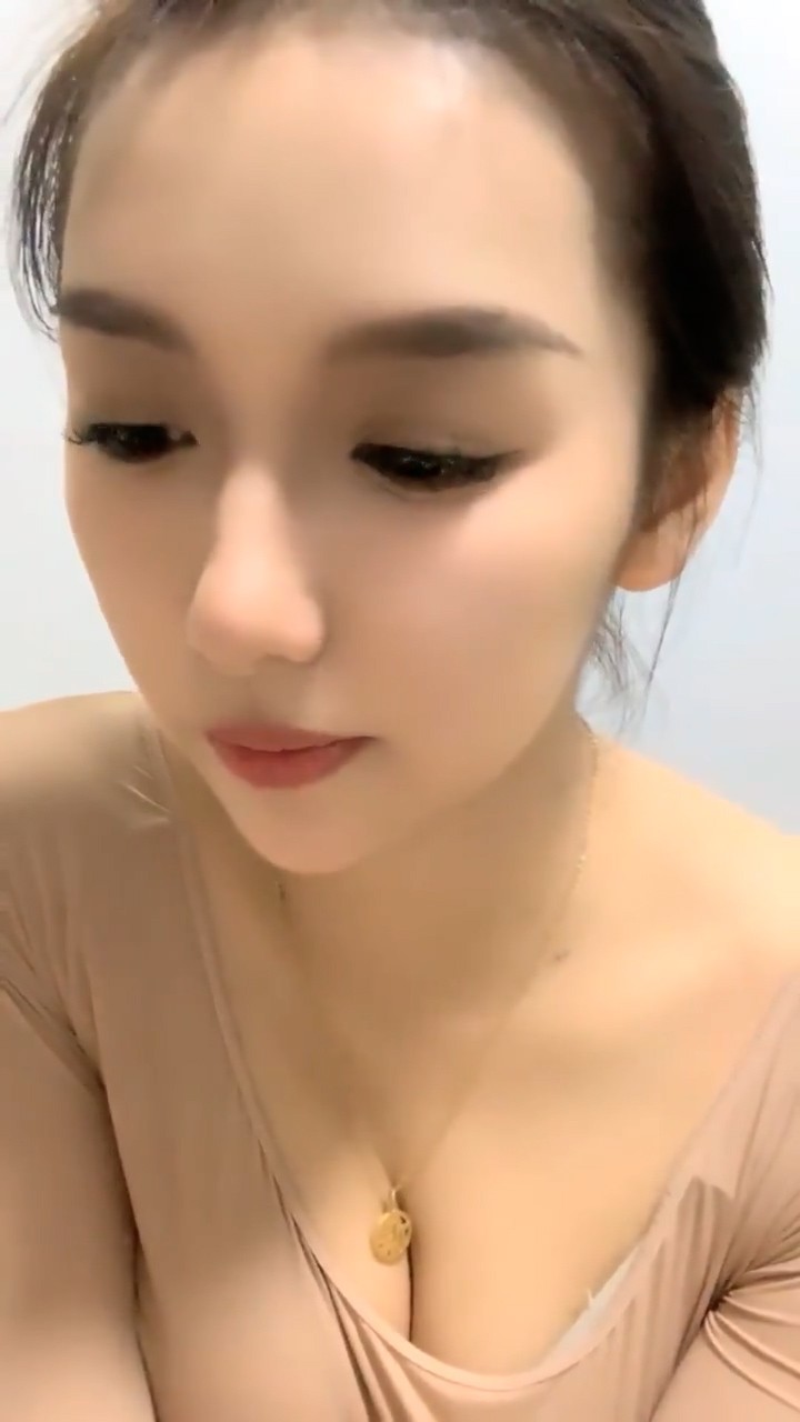 超级推荐！颜值爆表~【偷走一头猪】洗澡直播 女神首上道具，只被三个男人开发过的嫩穴，敞开了看