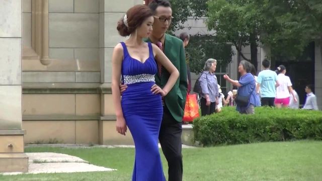 广场一路跟踪偷拍个正在拍摄的极品美女模特非常幸运有机会尾随到女厕一窥她的bb